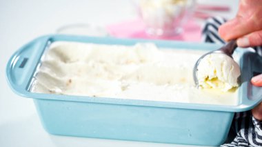 Ev yapımı hindistan cevizli dondurmayı cam bir dondurma kasesine koymak..