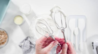 Düz yatıyordu. Ev yapımı hindistan cevizli dondurma hazırlamak için karıştırma kabındaki malzemeleri karıştırıyorum..