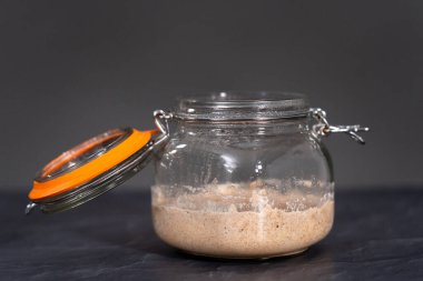 Ev yapımı buğday ekmeği. Cam bir mason kavanozunda başlangıç..