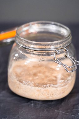 Ev yapımı buğday ekmeği. Cam bir mason kavanozunda başlangıç..