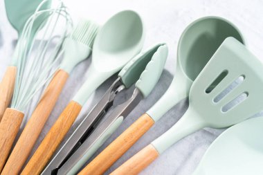 Ahşap saplı silikon pişirme aletleri.