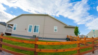 Bir yaz sabahı tipik bir banliyö mahallesi manzarası.