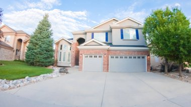 Bir yaz sabahı tipik bir banliyö mahallesi manzarası.