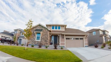 Bir yaz sabahı tipik bir banliyö mahallesi manzarası.