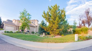 Bir yaz sabahı tipik bir banliyö mahallesi manzarası.