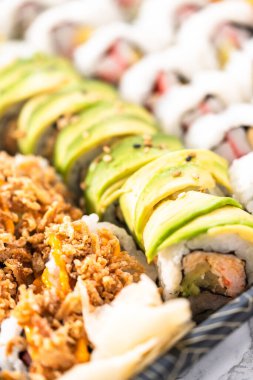 Önceden paketlenmiş suşi ve suşi çeşitleri plastik tepside..