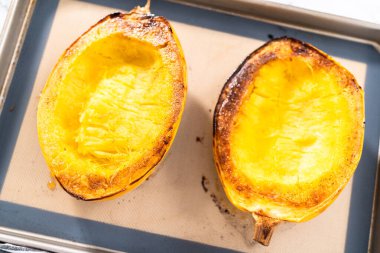 Zeytin yağı, tuz ve biberli organik spagetti hazırlıyorum..