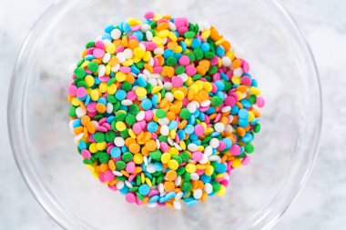 Manzarayı kapat. Fünyeli kek pişirmek için cam karıştırma kabındaki malzemeler..