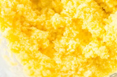 Manzarayı kapat. Fünyeli kek pişirmek için karıştırma kabındaki malzemeleri karıştırıyorum..