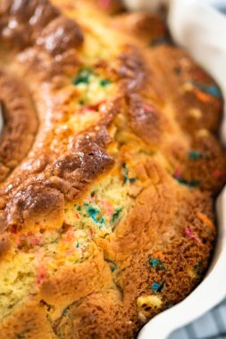 Manzarayı kapat. Taze pişmiş funfettti kekini tel askıda serinletiyor..