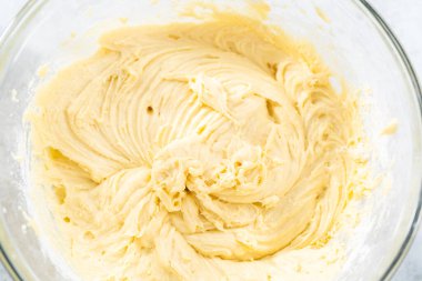 4 Temmuz pastasını çikolatalı yıldızlarla karıştırmak için cam bir kasenin içindekileri karıştırıyorum..