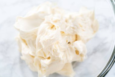 Marketten alınmış vanilyalı şekerlemeyi cam bir kaseyle karıştırıyorum..