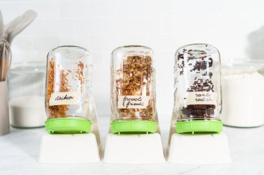 İkinci gün. Mutfak tezgahında filizlenen kapağı olan bir kavanozda organik filizler yetişiyor..