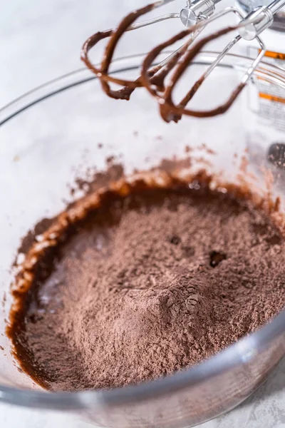 Blandning Ingredienser För Att Baka Enhörning Regnbåge Choklad Muffins — Stockfoto