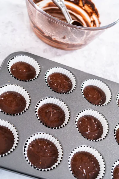 Schokokuchenteig Die Cupcake Liner Schaufeln — Stockfoto