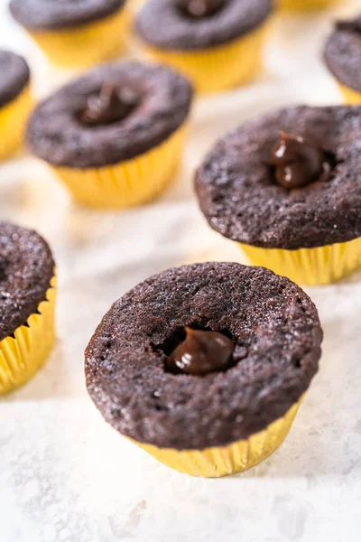 Fyllning Chokladmuffins Med Choklad Ganache — Stockfoto