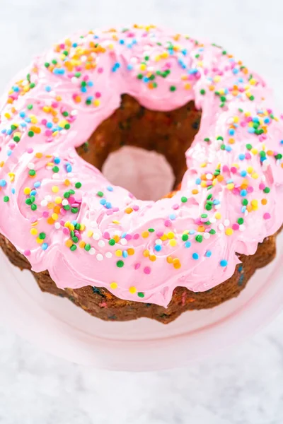 Funfetti Bundt Τούρτα Παγωμένη Ροζ Βανίλια Βουτυρόκρεμα Και Διακοσμημένη Πασπάλισμα — Φωτογραφία Αρχείου