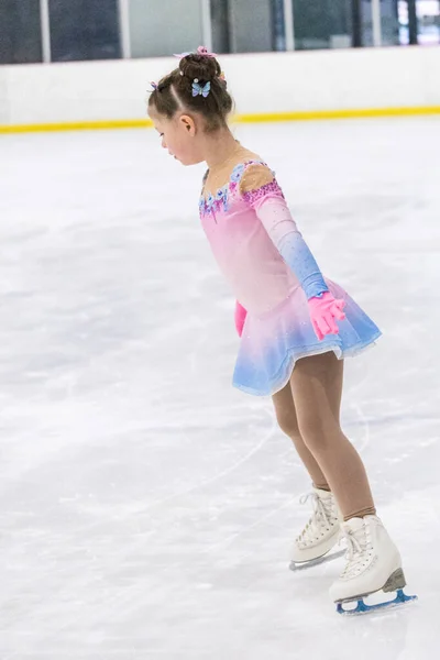 Küçük Kız Buz Pateni Pistinde Artistik Patinaj Yapıyor — Stok fotoğraf