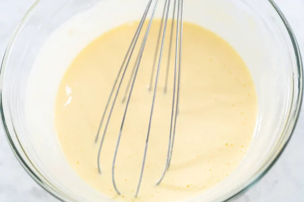 Mélanger Les Ingrédients Dans Bol Mélanger Verre Pour Cuire Gâteau — Photo