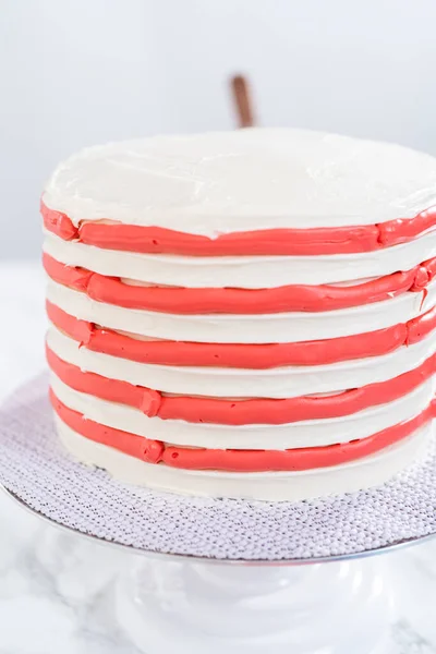 Menghias Kue Coklat Dengan Warna Putih Merah Dan Biru Kupu — Stok Foto