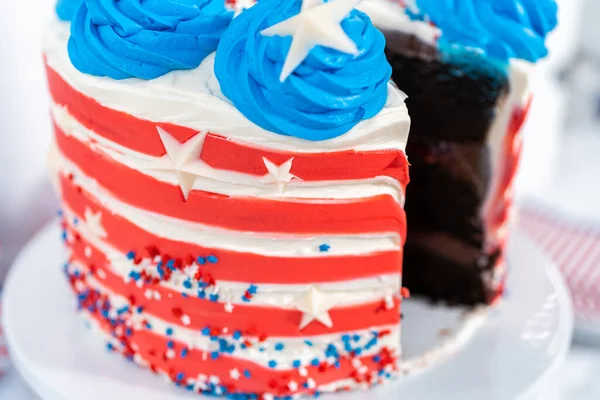 Slicing July 4Th Chocolate Cake Decorated Red White Blue Buttercream — Stock Photo, Image