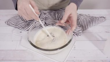 Kırmızı kadife kekler yapmak üzerine serpiştirilmiş çikolata kalpler ve mutfakta öpücükler 