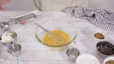 Kırmızı kadife kekler yapmak üzerine serpiştirilmiş çikolata kalpler ve mutfakta öpücükler 