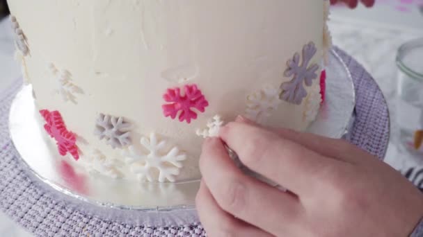 Frosting Bolo Redondo Alto Com Glacê Creme Manteiga Italiano Branco — Vídeo de Stock