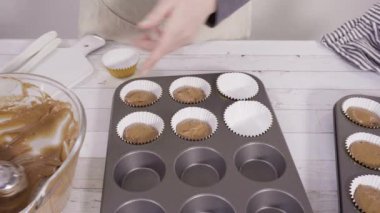 Kırmızı kadife kekler yapmak üzerine serpiştirilmiş çikolata kalpler ve mutfakta öpücükler 