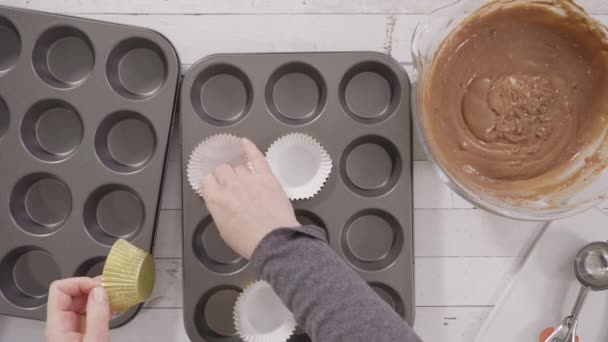 Φτιάχνοντας Κόκκινα Βελούδινα Cupcakes Τρούφα Και Σοκολατένιες Καρδιές Και Φιλιά — Αρχείο Βίντεο