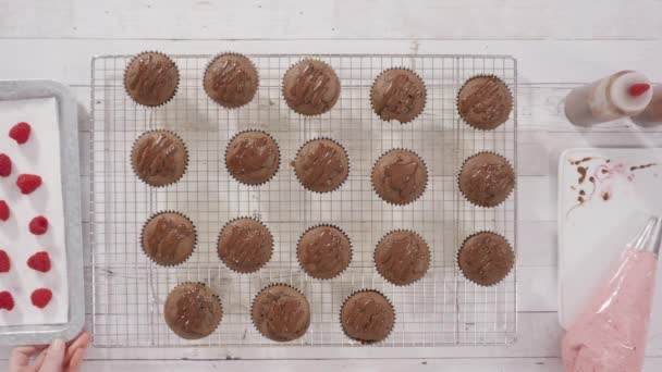Kırmızı Kadife Kekler Yapmak Üzerine Serpiştirilmiş Çikolata Kalpler Mutfakta Öpücükler — Stok video