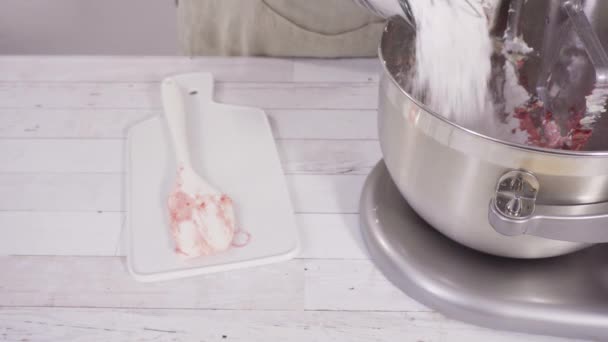 在厨房里用洒水 巧克力心和亲吻制作红色天鹅绒蛋糕 — 图库视频影像