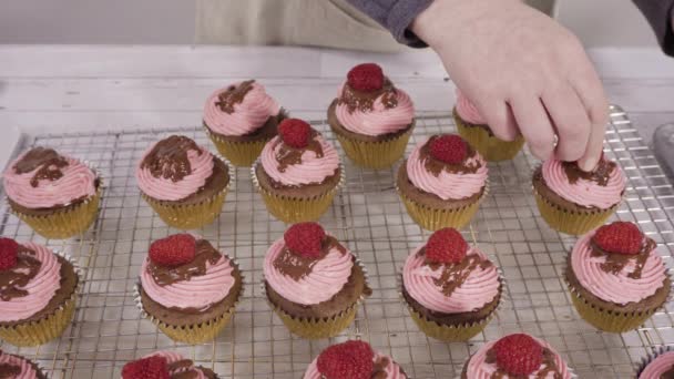 Fazendo Cupcakes Veludo Vermelho Com Polvilhas Corações Chocolate Beijos Cozinha — Vídeo de Stock