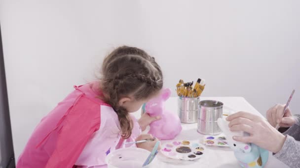 Meisje Schilderen Papier Mache Beeldjes Met Acryl Verf Voor Haar — Stockvideo