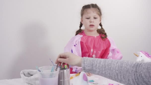 Küçük Kız Evde Eğitim Projesi Için Akrilik Boyayla Heykelcikler Boyuyor — Stok video