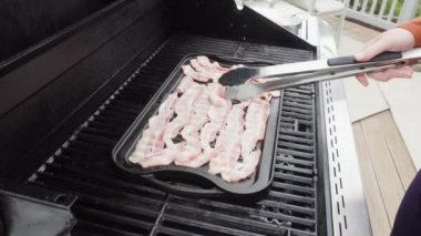 Domuz pastırması ızgarada pişiyor..