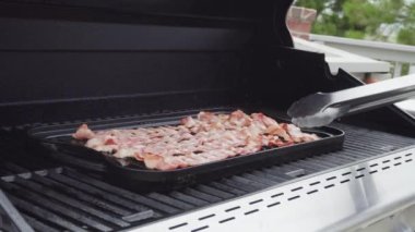 Domuz pastırması ızgarada pişiyor..