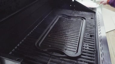 Domuz pastırması ızgarada pişiyor..