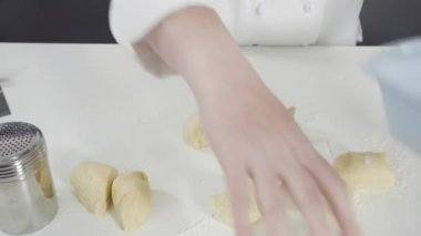 Adım adım çörekler yapıyorum. 