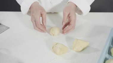 Adım adım çörekler yapıyorum. 