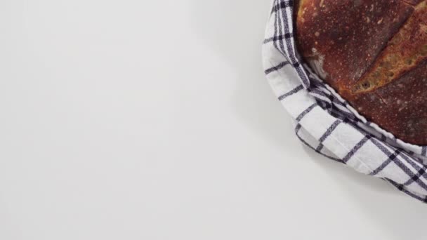 Φρεσκοψημένο Καρβέλι Ψωμιού Από Προζύμι Σιταριού Σημάδια Από Καλάθι Στεγάνωσης — Αρχείο Βίντεο