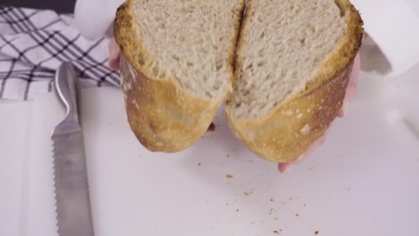 Świeżo Upieczony Bochenek Chleba Pszennego Dodatkami Koszyka Zabezpieczającego Chleb — Wideo stockowe