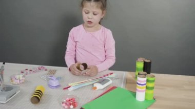 Çocuk kâğıtları. Boş tuvalet kağıdı rulolarından ve inşaat kağıdından kağıt hataları yapmak.