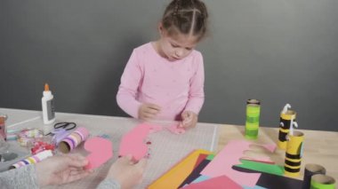 Çocuk kâğıtları. Boş tuvalet kağıdı rulolarından ve inşaat kağıdından kağıt hataları yapmak.