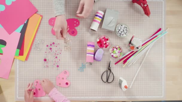 Kinder Basteln Aus Leeren Toilettenpapierrollen Und Baupapier Papierkäfer Machen — Stockvideo