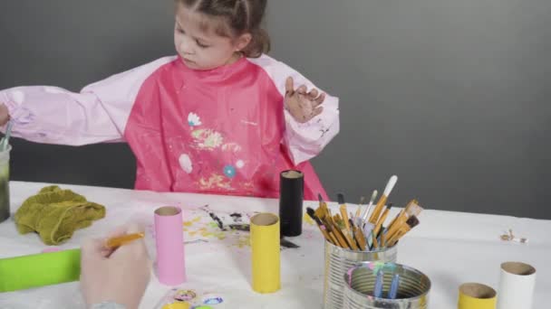 Kinder Basteln Aus Leeren Toilettenpapierrollen Und Baupapier Papierkäfer Machen — Stockvideo