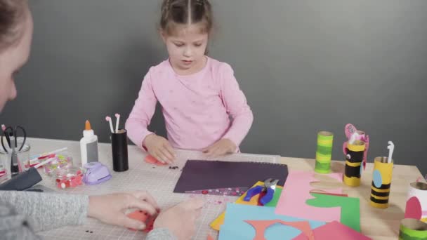 Kinder Basteln Aus Leeren Toilettenpapierrollen Und Baupapier Papierkäfer Machen — Stockvideo