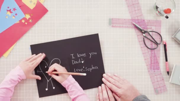 Mała Dziewczynka Robi Ręcznie Robioną Kartkę Dnia Ojca Papieru Budowlanego — Wideo stockowe