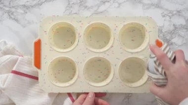 Pastırma ve peynirli kek yapmak için silikon kek tepsisi dolduruyorum..