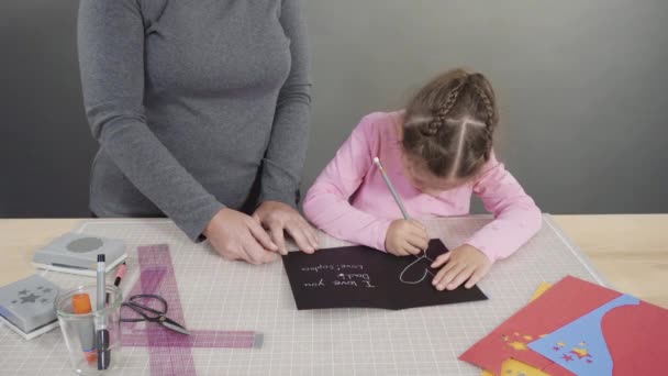 Kleines Mädchen Bastelt Aus Baupapier Eine Handgefertigte Vatertagskarte — Stockvideo